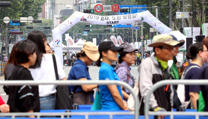 2019년 6월 9일 오후 서울 종로구 대학로에서 30년만에 시범운영한 '대학로 차 없는 거리'를 찾은 시민들이 '걷자, 도심 보행길' 체험 등록을 위해 줄을 서 있다. 사진=뉴시스.
