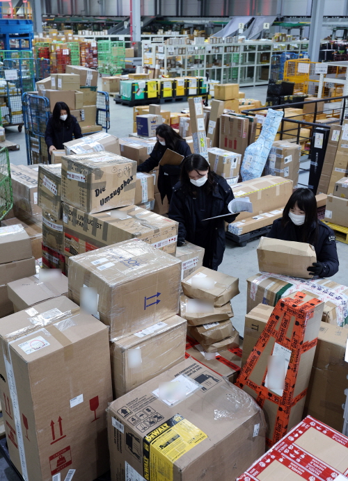 미국의 대규모 할인 행사 블랙프라이데이를 앞둔 22일 인천 중구 인천세관 특송물류센터에서 관세 주무관들이 직구 물품을 살펴보고 있다. 뉴시스