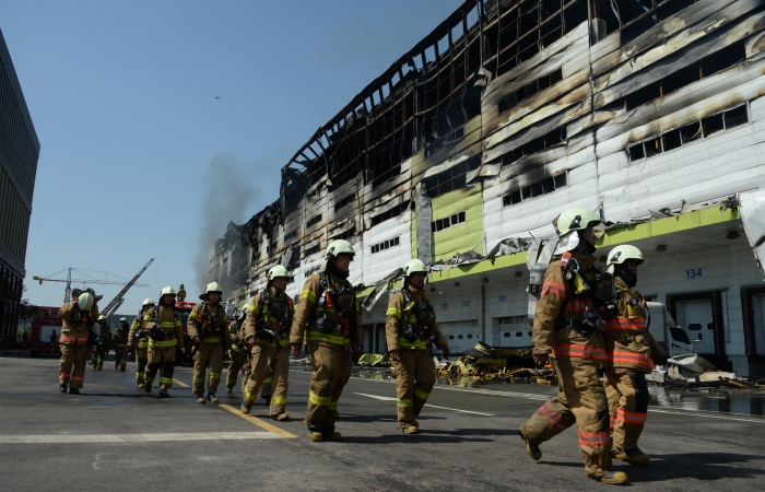 2015년 5월 25일 김포시 고촌읍 전호리 제일모직 물류창고에서 발생한 대형 화재현장에서 소방대원들이 진화작업 및 인명 확인을 위해 건물 내부로 진입하고 있다. 사진=뉴시스
