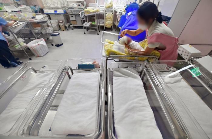 사진은 2021년 1월 4일 경기도 수원시 한 병원 신생아실의 모습. 뉴시스.